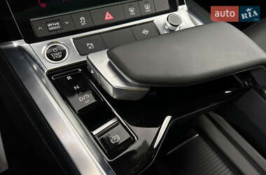Позашляховик / Кросовер Audi Q8 e-tron 2024 в 