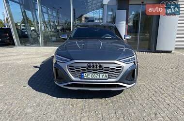 Позашляховик / Кросовер Audi Q8 e-tron 2023 в 