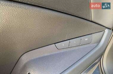Позашляховик / Кросовер Audi Q8 e-tron 2023 в 