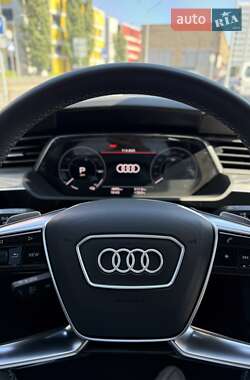 Позашляховик / Кросовер Audi Q8 e-tron 2023 в 