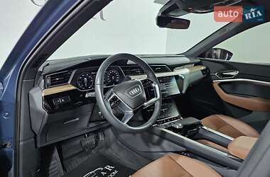 Позашляховик / Кросовер Audi Q8 e-tron 2023 в 