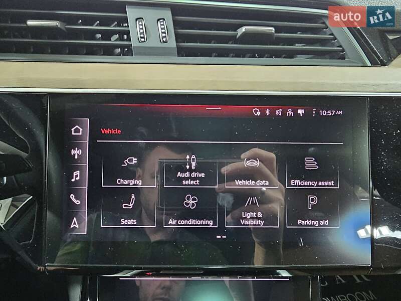 Позашляховик / Кросовер Audi Q8 e-tron 2023 в Києві