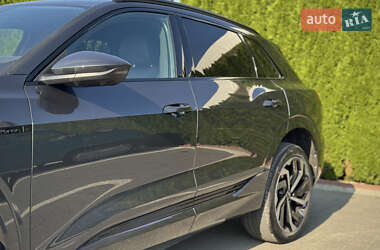 Позашляховик / Кросовер Audi Q8 e-tron 2023 в 