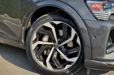 Позашляховик / Кросовер Audi Q8 e-tron 2023 в 