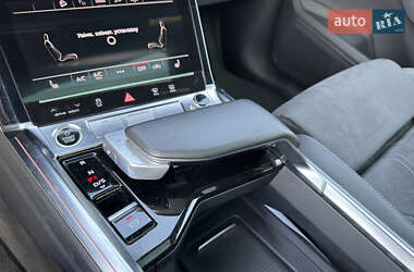 Позашляховик / Кросовер Audi Q8 e-tron 2023 в 