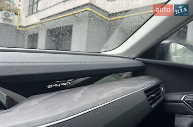 Позашляховик / Кросовер Audi Q8 e-tron 2023 в 