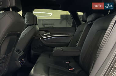 Позашляховик / Кросовер Audi Q8 e-tron 2023 в 