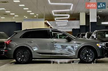 Позашляховик / Кросовер Audi Q8 e-tron 2023 в 