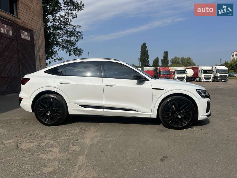 Позашляховик / Кросовер Audi Q8 e-tron 2023 в Києві