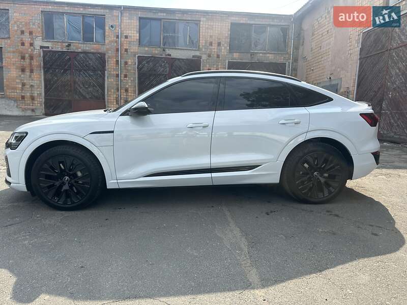 Позашляховик / Кросовер Audi Q8 e-tron 2023 в Києві