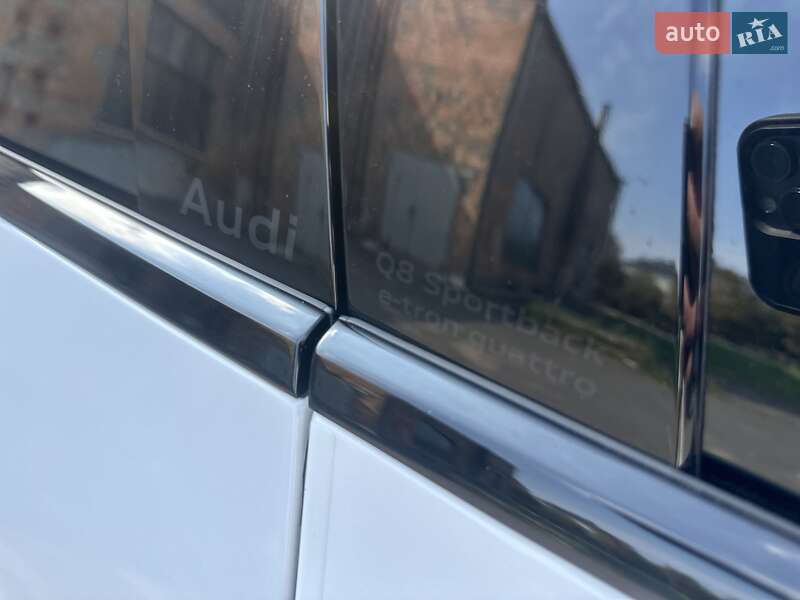 Позашляховик / Кросовер Audi Q8 e-tron 2023 в Києві
