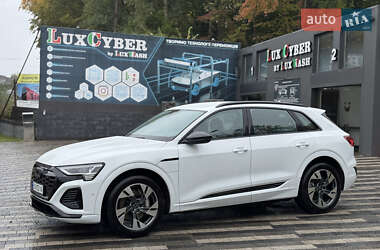 Позашляховик / Кросовер Audi Q8 e-tron 2023 в 