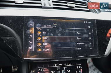 Позашляховик / Кросовер Audi Q8 e-tron 2023 в 