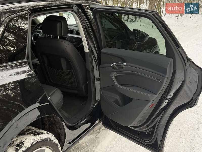 Позашляховик / Кросовер Audi Q8 e-tron 2023 в Києві