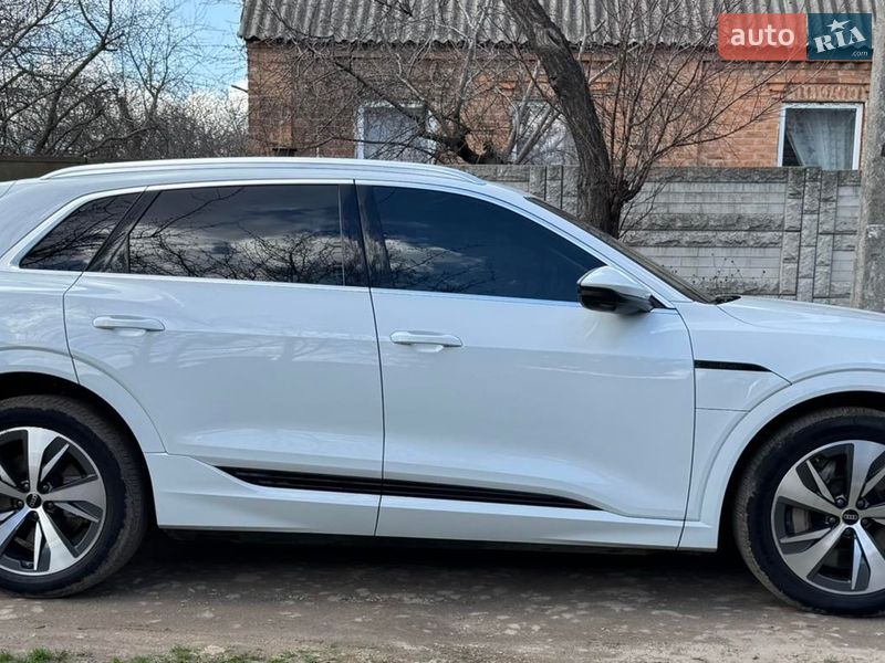Внедорожник / Кроссовер Audi Q8 e-tron 2023 в Харькове