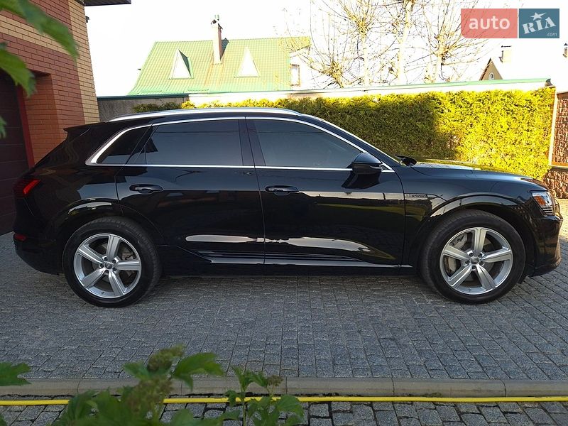 Позашляховик / Кросовер Audi Q8 e-tron 2023 в Києві