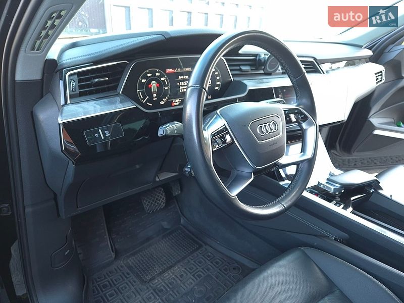 Позашляховик / Кросовер Audi Q8 e-tron 2023 в Києві