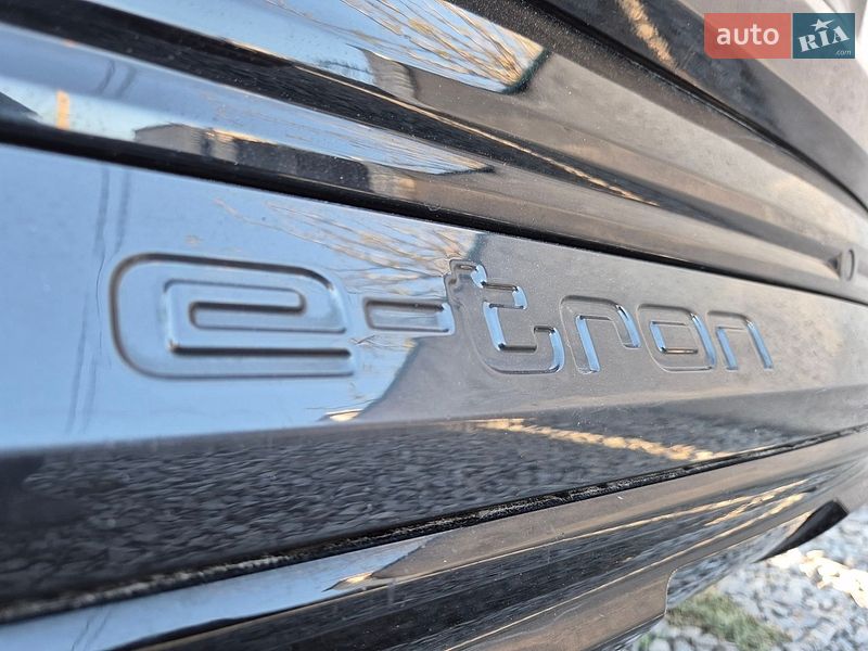 Позашляховик / Кросовер Audi Q8 e-tron 2023 в Києві