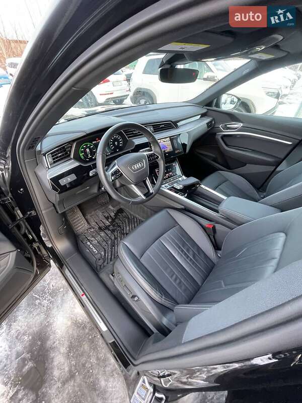 Позашляховик / Кросовер Audi Q8 Sportback e-tron 2023 в Львові