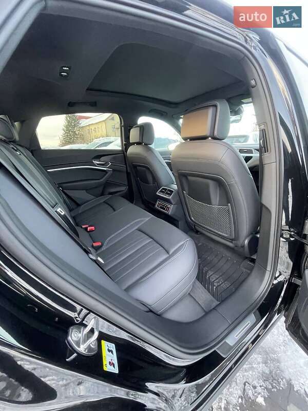 Позашляховик / Кросовер Audi Q8 Sportback e-tron 2023 в Львові