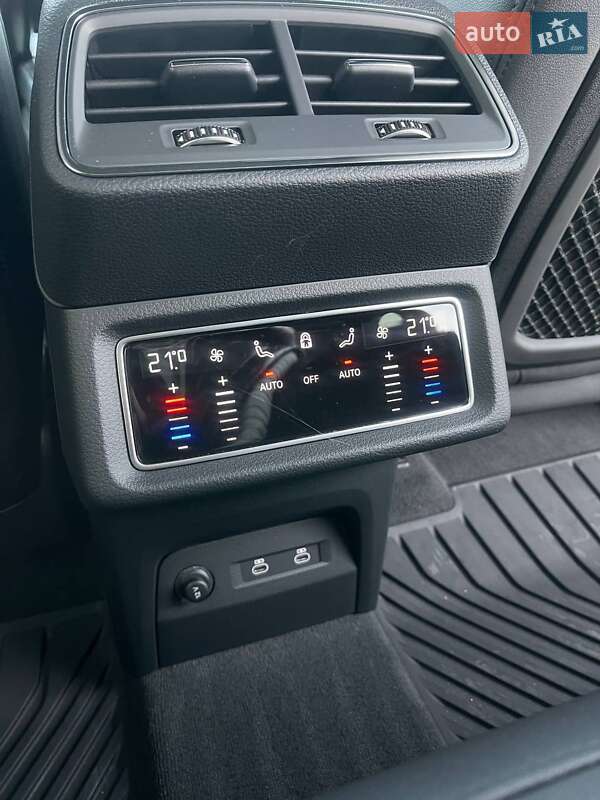 Позашляховик / Кросовер Audi Q8 Sportback e-tron 2023 в Львові