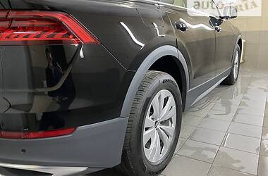 Внедорожник / Кроссовер Audi Q8 2021 в 
