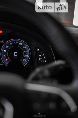 Позашляховик / Кросовер Audi Q8 2020 в 