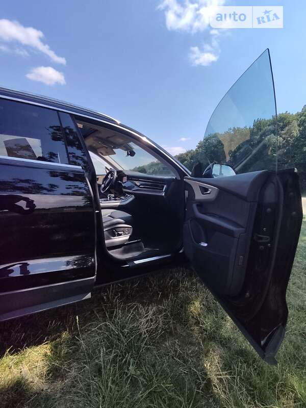 Позашляховик / Кросовер Audi Q8 2018 в Ужгороді