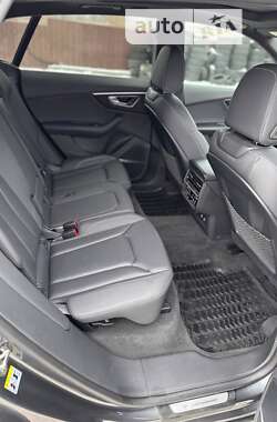 Позашляховик / Кросовер Audi Q8 2021 в 