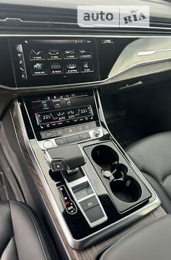 Позашляховик / Кросовер Audi Q8 2020 в 