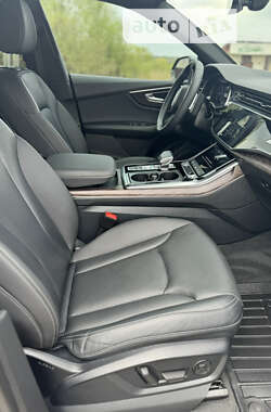 Позашляховик / Кросовер Audi Q8 2020 в 