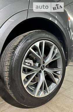 Внедорожник / Кроссовер Audi Q8 2022 в 