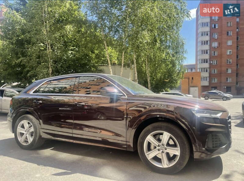 Позашляховик / Кросовер Audi Q8 2020 в 