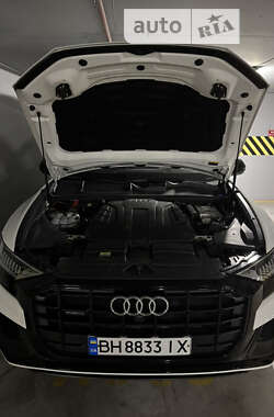 Внедорожник / Кроссовер Audi Q8 2021 в 