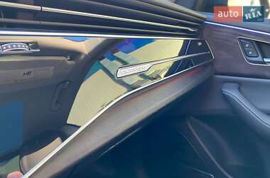Позашляховик / Кросовер Audi Q8 2022 в 