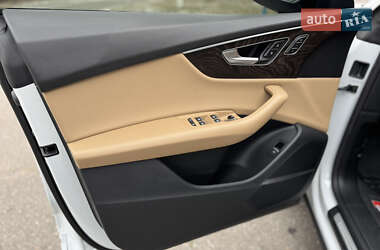 Внедорожник / Кроссовер Audi Q8 2021 в 
