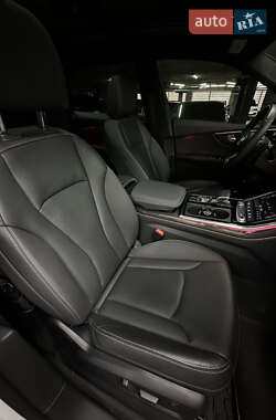 Внедорожник / Кроссовер Audi Q8 2020 в 
