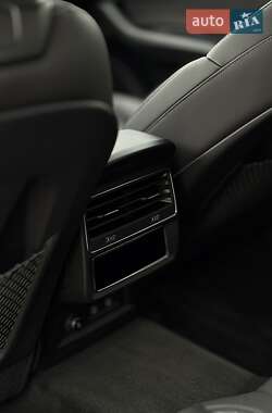 Внедорожник / Кроссовер Audi Q8 2021 в 