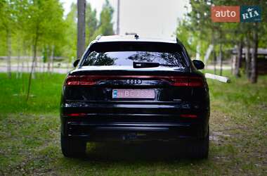 Позашляховик / Кросовер Audi Q8 2022 в 