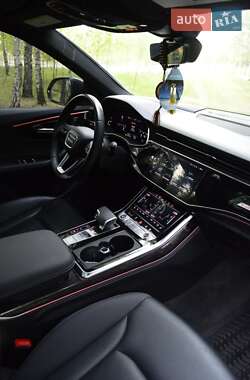 Позашляховик / Кросовер Audi Q8 2022 в 