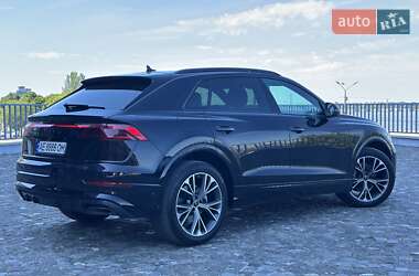 Позашляховик / Кросовер Audi Q8 2024 в 