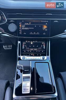 Позашляховик / Кросовер Audi Q8 2024 в 