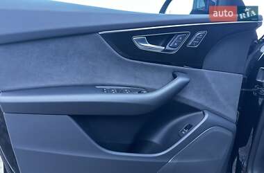 Позашляховик / Кросовер Audi Q8 2024 в 