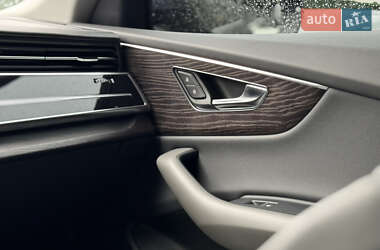 Внедорожник / Кроссовер Audi Q8 2021 в 