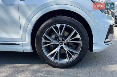 Внедорожник / Кроссовер Audi Q8 2021 в 