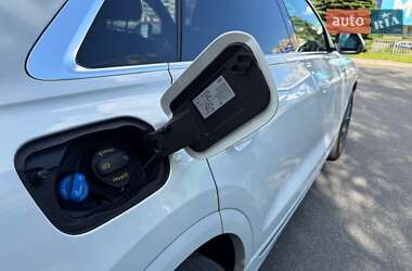 Внедорожник / Кроссовер Audi Q8 2021 в 