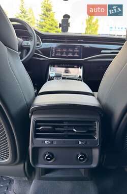 Внедорожник / Кроссовер Audi Q8 2021 в 