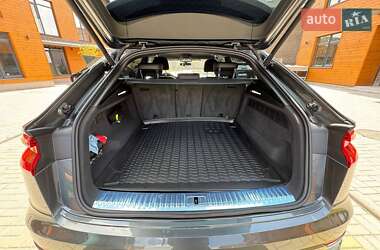 Внедорожник / Кроссовер Audi Q8 2021 в 