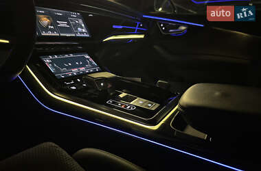 Внедорожник / Кроссовер Audi Q8 2021 в 