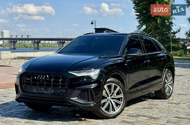 Внедорожник / Кроссовер Audi Q8 2021 в 